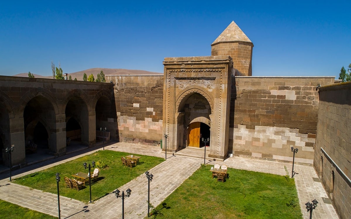 Karatay Kervansarayı (Horozlu Han) Gezi Rehberi